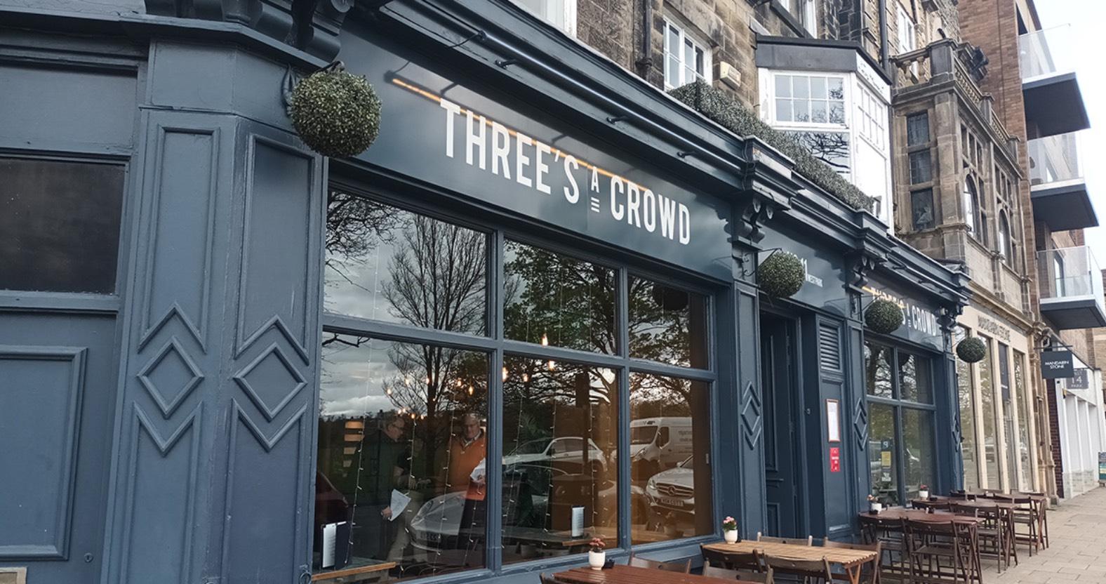 web-threes-a-crowd