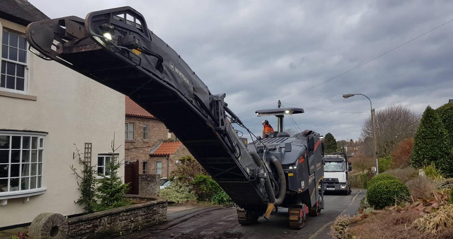 ripon-24th-feb-2025-road-planing-machine-on-sharow-lane