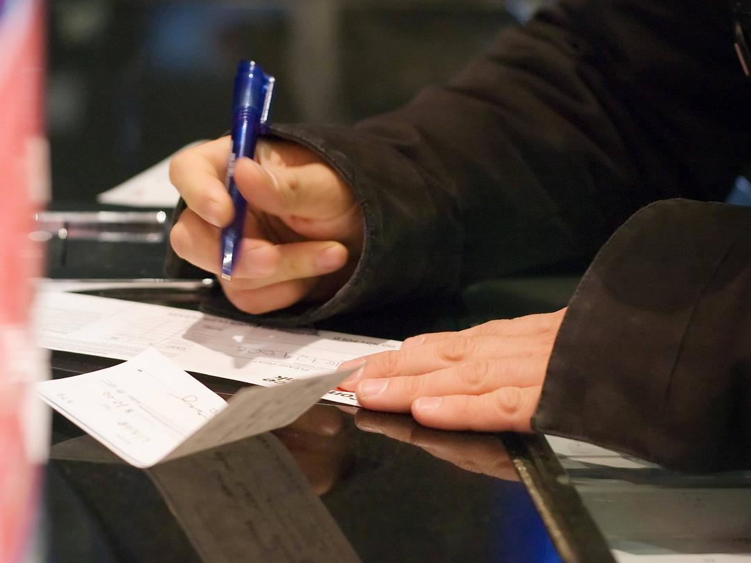 writing-a-bank-cheque
